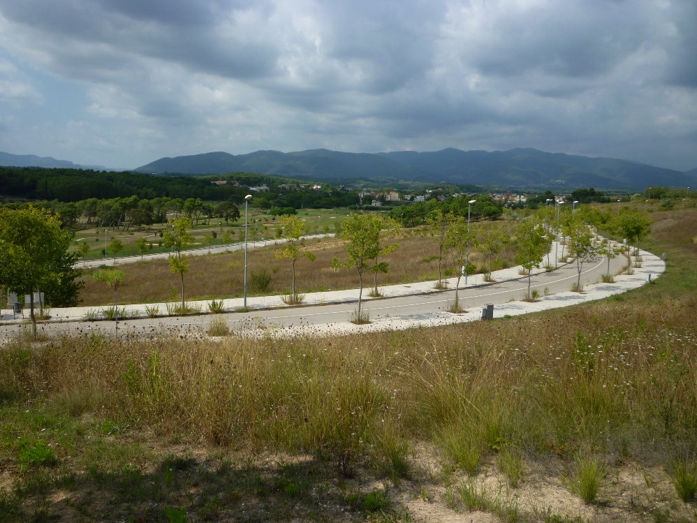 Imatge general de les parcel·les sense urbanitzar i el camp de golf Foto: Moisès Jordi